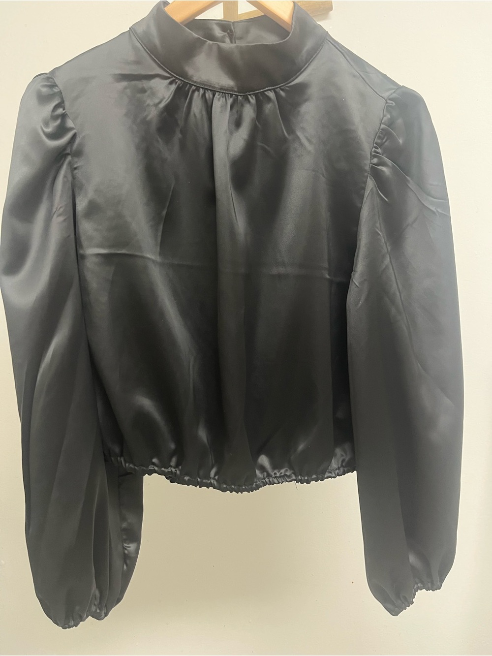 Black satin blouse with puffy sleeves and high neck #glamour #eveningwear